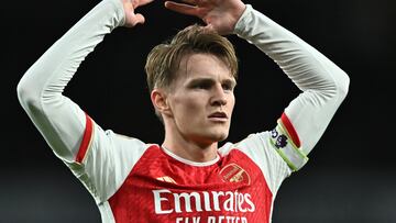 Martin ?degaard, jugador del Arsenal, celebra el gol anotado ante el Luton Town.