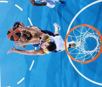 Ante Tomic ante el Fenerbahce.