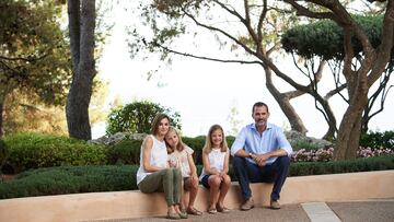 Felipe VI de España, Letizia Ortiz Rocasolano, Leonor de Borbón y Ortiz y Sofía de Borbón y Ortiz posan para los fotógrafos en el Palacio de Marivent el 3 de agosto de 2015.