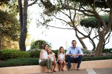 Felipe VI de España, Letizia Ortiz Rocasolano, Leonor de Borbón y Ortiz y Sofía de Borbón y Ortiz posan para los fotógrafos en el Palacio de Marivent el 3 de agosto de 2015.