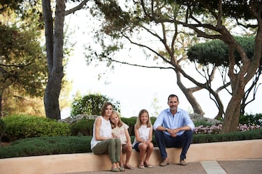 Felipe VI de España, Letizia Ortiz Rocasolano, Leonor de Borbón y Ortiz y Sofía de Borbón y Ortiz posan para los fotógrafos en el Palacio de Marivent el 3 de agosto de 2015.