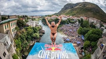 El clavadista Catalin Preda (Ruman&iacute;a) salta desde la plataforma de 27 metros en el tercer d&iacute;a de competici&oacute;n de las Red Bull Cliff Diving World Series en Mostar, Bosnia y Herzegovina, el 28 de agosto del 2021. 