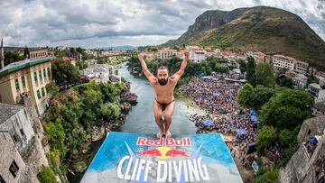 El clavadista Catalin Preda (Rumanía) salta desde la plataforma de 27 metros en el tercer día de competición de las Red Bull Cliff Diving World Series en Mostar, Bosnia y Herzegovina, el 28 de agosto del 2021.