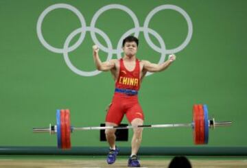 El chino logró el récord mundial y olímpico en levantamiento de pesas dentro de la categoría de 56kg masculino con una marca de 307.