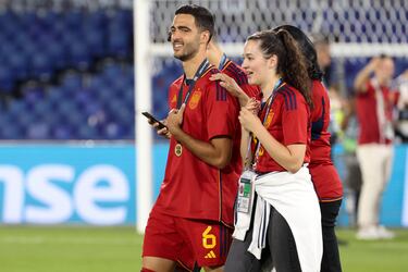 Mikel Merino junto a sus más allegados celebrando el título de la Nations League.