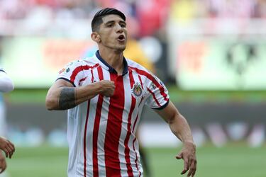 ¿Qué delanteros jugaron en Chivas durante la ausencia del ‘Chicharito’?