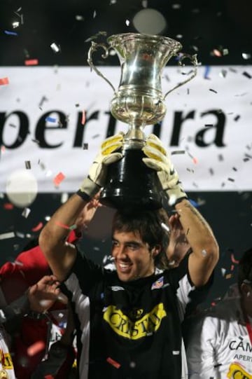 Claudio Bravo celebra la obtención del Apertura 2006 con Colo Colo