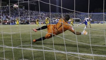 Diego Buonanotte anota el gol de triunfo de la UC sobre San Luis.