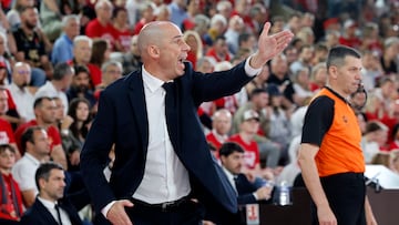 MONACO (Monaco), 25/04/2025.- FC Barcelona's head coach Joan Penarroya gestures during the Euroleague playoff game 2 basketball match between AS Monaco and FC Barcelona, in Monaco, 25 April 2025. (Baloncesto, Euroliga) EFE/EPA/SEBASTIEN NOGIER