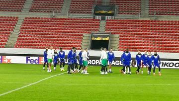 La plantilla del Betis, en el Roazhon Park.