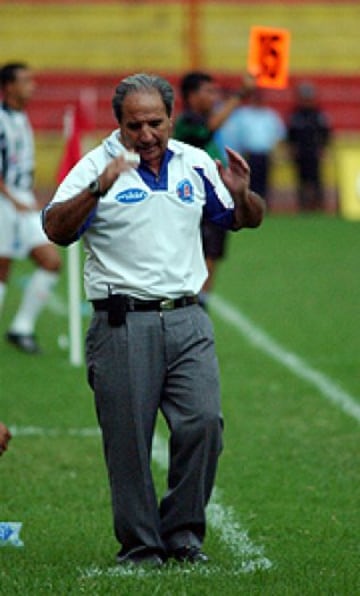 El entrenador chileno ha realizado toda su carrera en El Salvador, desde 1979. Fue campeón en cuatro oportunidades con el Luis Ángel Firpo.