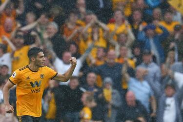 Con el Wolverhampton marcó gol en su debut ante el Everton en su primer partido en la Premier League.