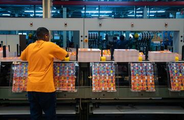 En la ciudad brasileña de São Paulo se fabrican los famosos cromos del Mundial 2022 que se disputará en Qatar. La fiebre por los cromos del Mundial obligó al Gobierno argentino a intervenir debido al mercado negro.