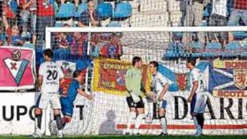 <b>DESOLACIÓN. </b>Los jugadores del Tenerife, cabizbajos tras encajar uno de los tres goles que recibieron ayer en tierras vascas.
