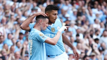Phil Foden y Rodri Hernández, jugadores del Manchester City, durante un partido.