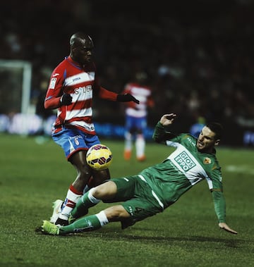 El hoy futbolista del Leganés vivió un lamentable episodio racista durante su primera etapa en la Liga española, cuando vestía la camiseta del Granada. Fue en octubre de 2013, durante la visita del equipo nazarí al Elche. "En el minuto 89 de partido, tras salir el balón por la línea de banda a favor del Granada, los aficionados ubicados en la esquina más próxima a dicha acción, todos ellos seguidores del Elche, comenzaron a realizar el sonido onomatopéyico del "mono" de forma reiterada, dirigiéndose hacia el jugador de raza negra del equipo visitante con dorsal número 2, D. Allan Romero Nyom", recogió Del Cerro Grande en el acta del partido. Un hincha, identificado y denunciado por agentes del Cuerpo Nacional de Policía por la infracción grave de la Ley contra la Violencia, el Racismo, la Xenofobia y la Intolerancia en el Deporte, fue multado con 4.000 y pena accesoria de prohibición de acceso a recintos deportivos por un año.