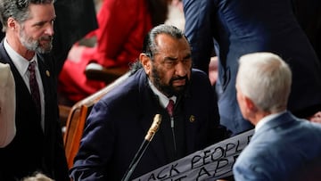 El representante estadounidense Al Green (demócrata por Texas) sostiene un cartel mientras asiste al discurso sobre el estado de la Unión del presidente Donald Trump en la Cámara de Representantes del Capitolio de Estados Unidos, en Washington D. C., el 24 de febrero de 2026.