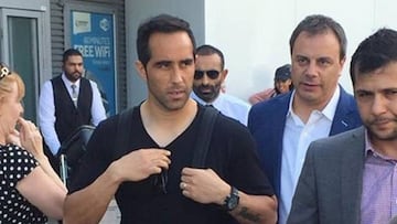 Claudio Bravo llega a Manchester para sellar su fichaje