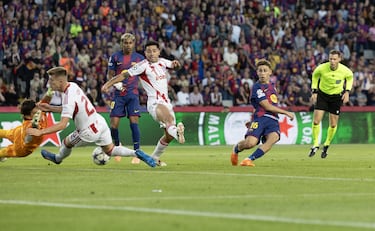 Balde cambia hacia Fermín y este le llega el balón a Lamine Yamal. El español entra al área, deja a un defensor y a Tzolakis en el suelo, y la fortuna le cae a Fermín, pues el balón suelto lo mete a la red con ayuda de dos toques en jugadores visitantes.