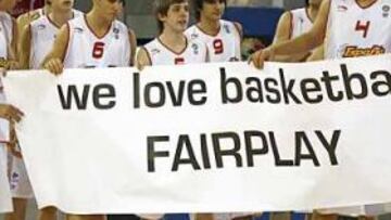 <B>PROTESTA.</B> Los jugadores españoles protestaron por el comportamiento poco deportivo de serbios y lituanos.