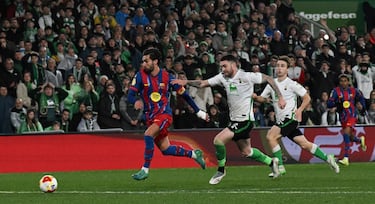 0-1. Gran pase al espacio de Fermín López para Ferran Torres. 'El Tiburón' encara a Jokin Ezquieta, y en el mano a mano, regatea al portero y anota a placer.