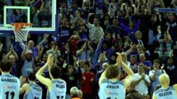 <b>FORTÍN COLEGIAL. </b>Los jugadores del Asefa Estudiantes celebran una victoria en el Telefónica Arena.