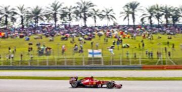 Kimi Raikkonen de la escuderia Ferrari conduce su coche durante el Gran Premio de fórmula uno de Malasia en el circuito de Sepang.