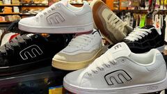 Varias zapatillas de skate Etnies apiladas en una tienda.