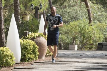 Andrés Iniesta, que en los últimos días se estaría planteando su continuidad en el club, no ha faltado a la comida como uno de los capitanes.