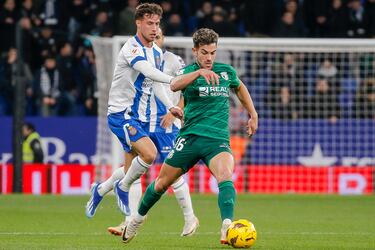 Curro volvió a ser el de inicio de temporada. El polivalente jugador rompió una sequía de diez jornadas sin marcar, finalizando una jugada con un remate de cabeza. Además mostró el guante que tiene en la bota con la asistencia del primer tanto.