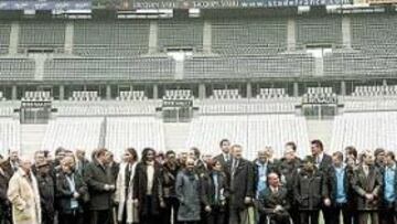 <b>COLISEO. </b>Los inspectores del COI y los miembros de París 2012 se fotografiaron juntos en el cesped del estadio del Estadio de Francia.