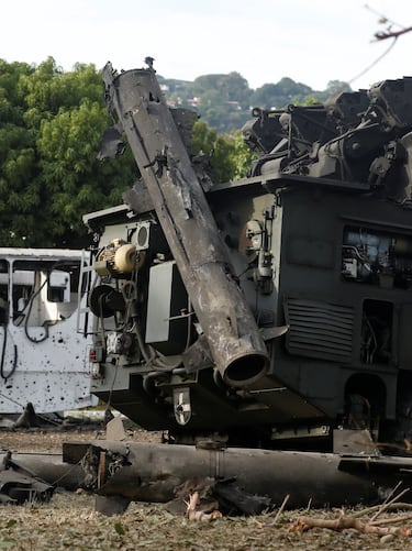 Vehículos destruidos a en la base aérea militar La Carlota, después de que Estados Unidos atacase a Venezuela.