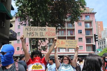 Hinchas de distintos clubes llegaron hasta Plaza Italia para ser parte de la manifestación más masiva. Hasta los archirrivales se tomaron fotografías juntos.