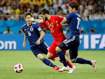 Yannick Carrasco entre Genki Haraguchi y Sakai.