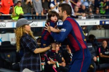 Gerard Piqué con su hijo y Shakira. 