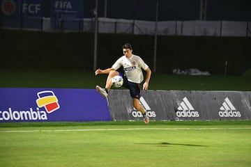 Colombia entrenó por última vez en la sede deportiva de Barranquilla antes de enfrentar este viernes a Venezuela por la primera fecha de las eliminatorias. Carlos Queiroz ultimó detalles tácticos para el partido y se vio a todos los jugadores bastante activos. Probaron definición, centros y defensa durante la jornada. 