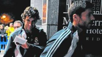 <b>EL CAPITÁN, PROTAGONISTA. </b>Raúl entra tras Xabi Alonso en el hotel de concentración del Madrid.