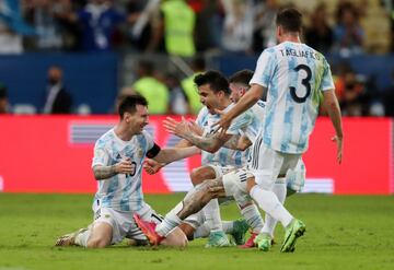 Leo Messi y sus compañeros celebran la victoria. Argentina campeona de la Copa América.