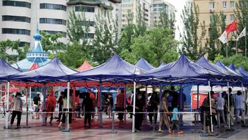 People queue to be tested for the Covid-19 coronavirus at a swab collection site in Beijing on May 29, 2022. (Photo by Noel Celis / AFP)