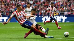 Santiago Arias durante el partido entre Atl&eacute;tico de Madrid y Valencia por LaLiga.