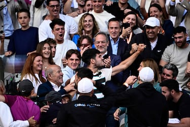 Carlos Alcaraz celebra la victoria con su familia. 