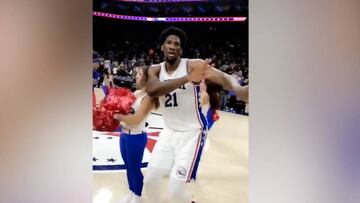 Embiid es todo un personaje: ¡se puso a bailar con las animadoras!