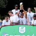La plantilla de Unicaja celebra por las calles de Málaga y con su afición el título de Copa del Rey conseguido al ganar al Real Madrid en la final.