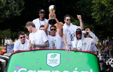 La plantilla de Unicaja celebra por las calles de Málaga y con su afición el título de Copa del Rey conseguido al ganar al Real Madrid en la final.