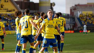 Jugadores de Las Palmas celebran un gol al Betis en LaLiga EA Sports.