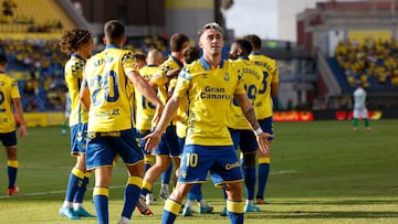 Jugadores de Las Palmas celebran un gol al Betis en LaLiga EA Sports.