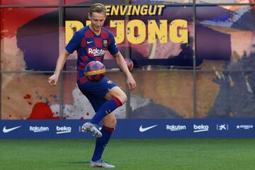 El jugador holandés Frenkie de Jong ha pisado por primera vez el Camp Nou con la camiseta del Fútbol Club Barcelona ante un gran número de barcelonistas.