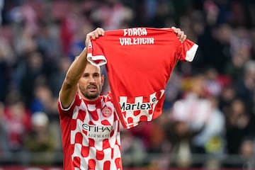 GIRONA, 02/11/2024.- El delantro del Girona Cristhian Stuani (i) dedica su gol a las víctimas de la DANA durante el partido de la 12ª jornada de LaLiga que el Girona y el Leganés disputan este sábado en el estadio de Montilivi, en Girona. EFE/David Borrat
