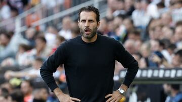 VALENCIA, 28/05/2023.- El entrenador del Valencia CF Rubén Baraja durante el partido de Liga en Primera División que Valencia CF y RCD Espanyol disputan este domingo en el estadio de Mestalla. EFE/Biel Aliño
