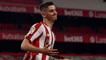 El centrocampista del Athletic Oihan Sancet ante Osasuna.
